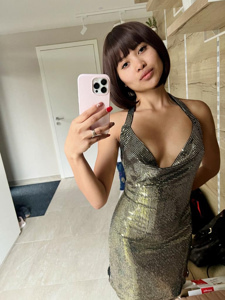 Fată asiatică sexy Ema